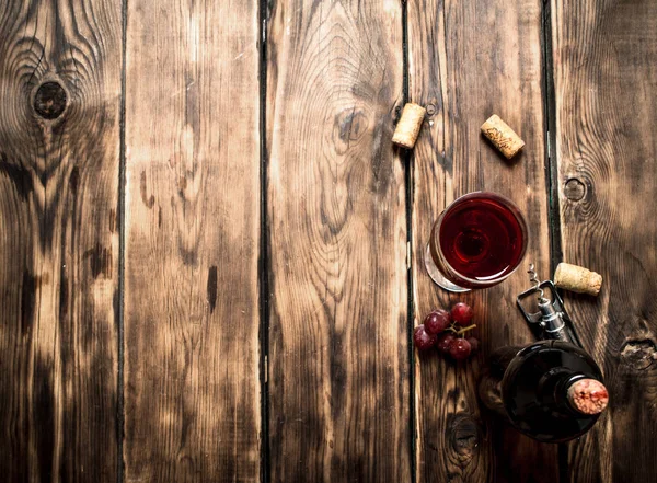 Красное вино с пробками . — стоковое фото