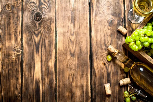 Vin blanc avec une boîte pleine de raisins . — Photo