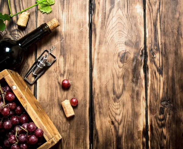 Vino tinto con caja —  Fotos de Stock