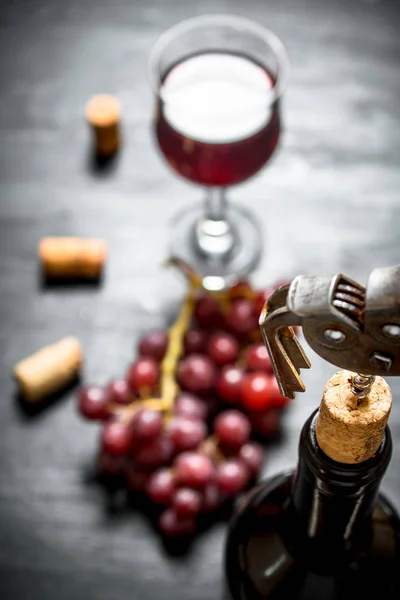 Бутылка красного вина с штопором . — стоковое фото