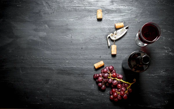 Бутылка красного вина с штопором . — стоковое фото