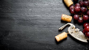 Tirbuşon ve üzüm şube ile şarap mantarlar.