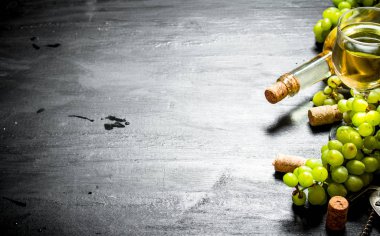 Beyaz üzüm dalları ile şarap.