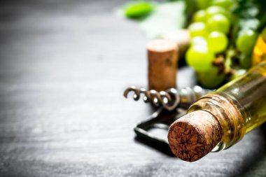 bir tirbuşon ile beyaz şarap şişe.