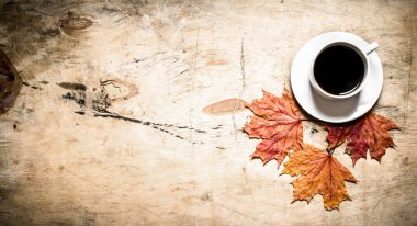 Sıcak kahve ile sonbahar yaprakları.