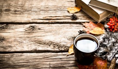 Sonbahar stil. Eski bir kitap ile kahve.