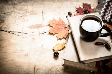 Sonbahar stil. Eski bir kitap ile kahve.