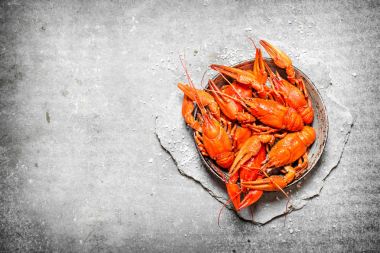 Eski bir tavada haşlanmış kerevit.
