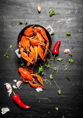 Gıda lezzetleri. Otlar ve baharatlı biber ile haşlanmış kerevit.