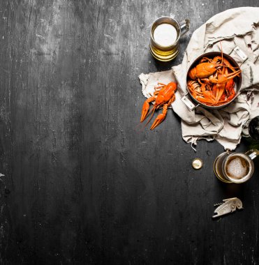 Eski kumaş üzerine bira ile haşlanmış taze kerevit.