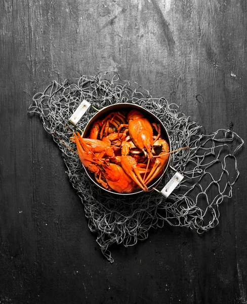 料理の食材。鍋に新鮮な茹でザリガニ . — ストック写真