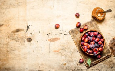 Taze Erik hamuru cam kavanozda.