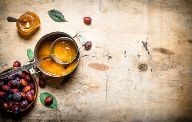 Eski tencerede taze püresi Erik.