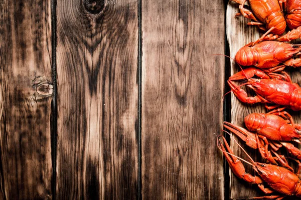 Fresh boiled crawfish on the old cutting Board. — Stock Photo, Image