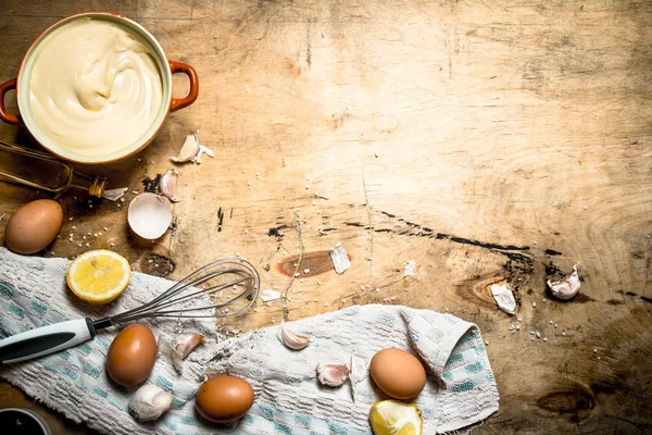 Elaboración de mayonesa con huevos, ajo y limón . — Foto de Stock