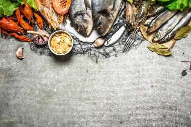 Çeşitli kabuklu deniz ürünleri ve Balık ağı üzerinde baharatlı karides.