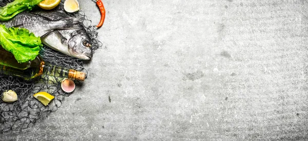 Bir şişe beyaz şarap ile taze balık