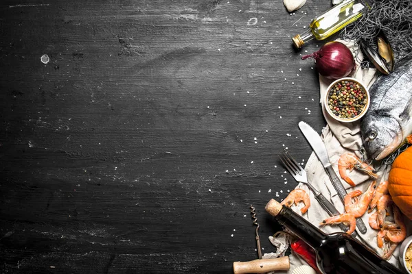 Deniz ürünleri ve baharatlar ile şarap.