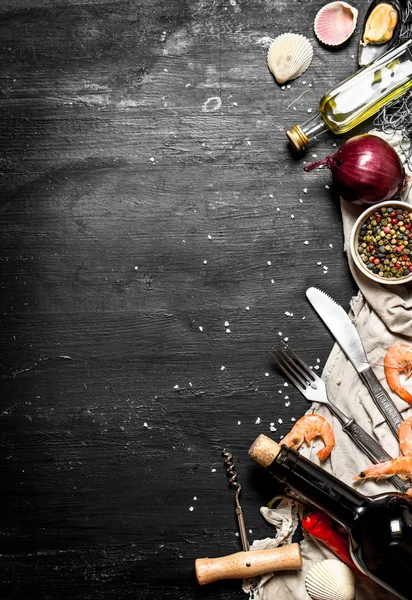 Deniz ürünleri ve baharatlar ile şarap.