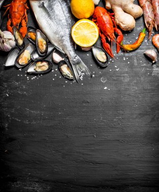 taze deniz ürünleri.