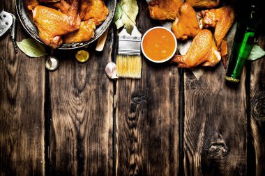 Tavuk kanadı bira ile füme