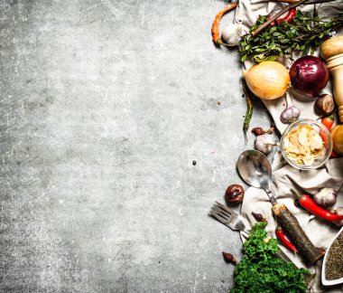 Çeşitli baharatlar ve otlar..