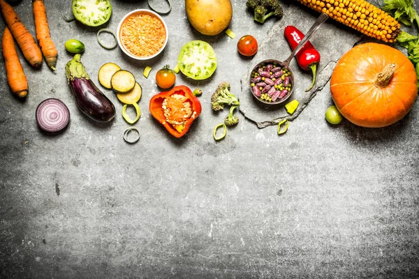 Comida saludable. Trozos de verduras y frijoles frescos . — Foto de Stock