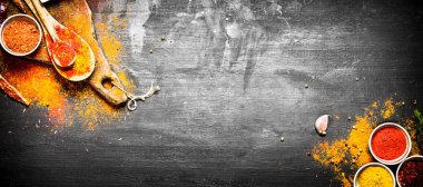 Zemin renkli Hint baharat ve otlar.