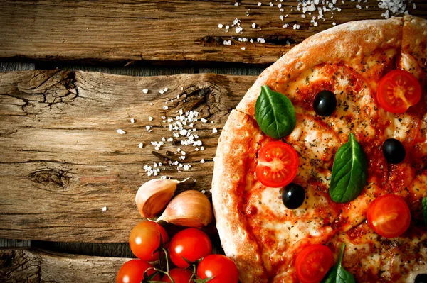 Tasty pizza, tomatoes and others ingredients. — Stock Photo, Image