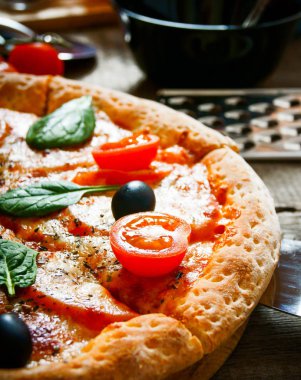 Lezzetli pizza domates ile yakın çekim. 