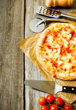 Lezzetli pizza ve ingridients. Ahşap arka plan üzerinde