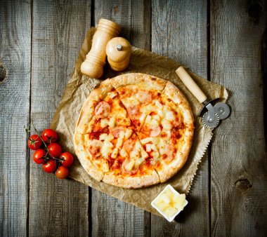 Lezzetli pizza ve ingridients. Ahşap arka plan üzerinde