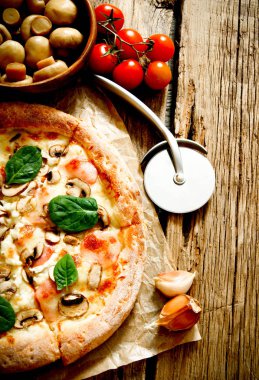 Lezzetli pizza ve ingridients. Ahşap arka plan üzerinde