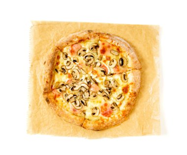 Beyaz arka planda lezzetli bir pizza.. 