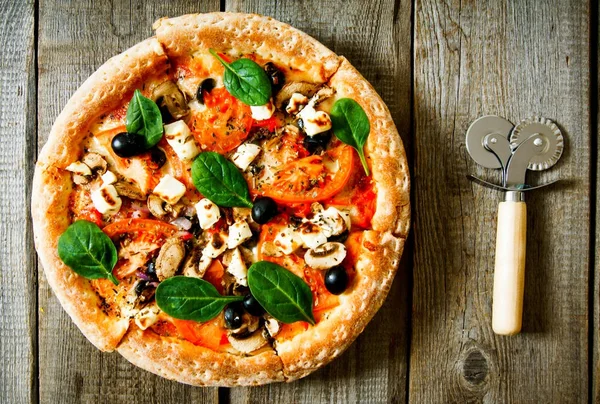 Gustosa pizza su tavola di legno  . — Foto Stock