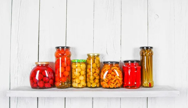 Alimentos conservados en frascos de vidrio —  Fotos de Stock