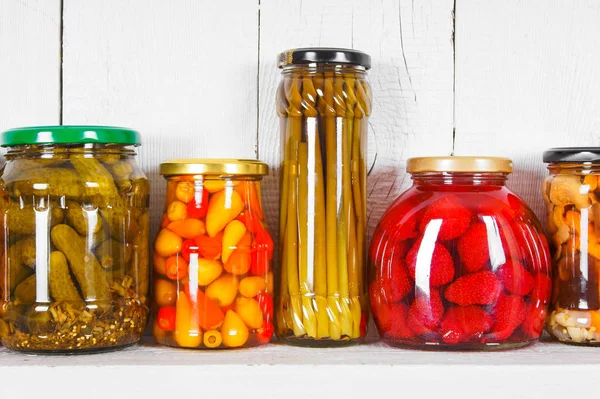 Aliments conservés dans des bocaux en verre — Photo