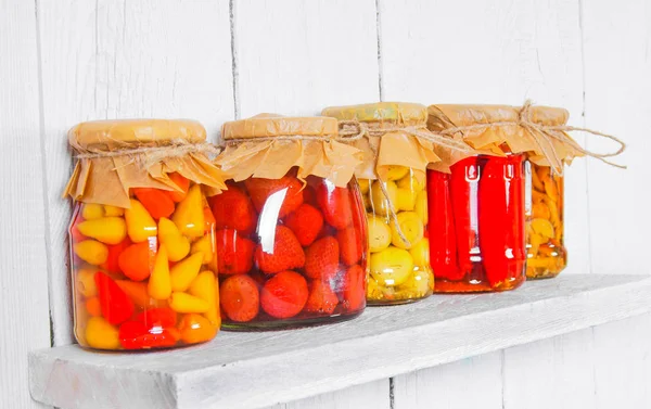 Aliments conservés dans des bocaux en verre, sur une étagère en bois — Photo