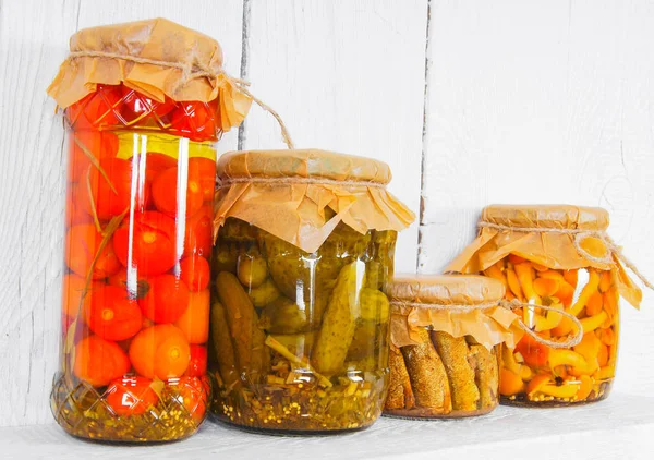 Alimentos conservados en frascos de vidrio, en un estante de madera —  Fotos de Stock