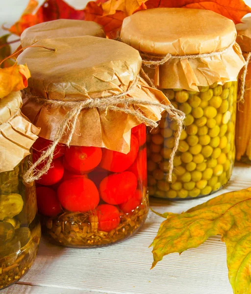 Conceito de outono. Alimentos conservados em frascos de vidro — Fotografia de Stock