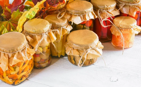 Sonbahar kavramı. Gıda kavanozların içinde korunmuş