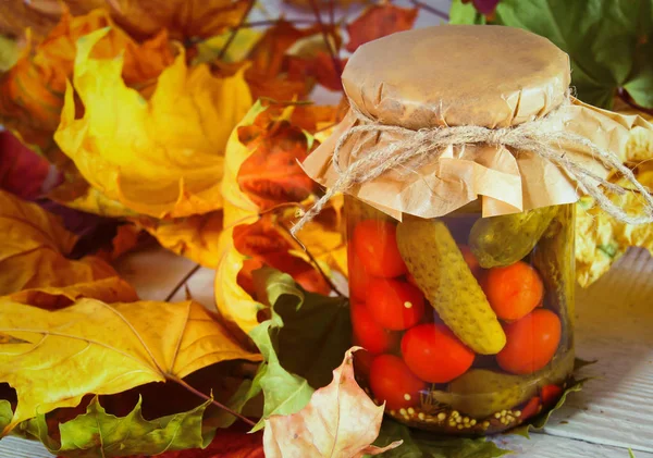 Podzimní koncept. Konzervované potraviny do sklenic — Stock fotografie