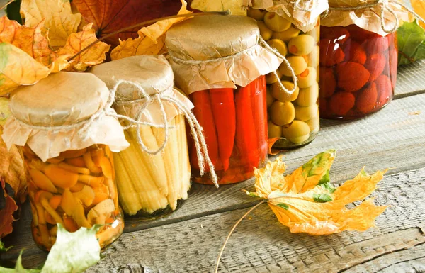 Concept d'automne. Aliments conservés dans des bocaux en verre — Photo