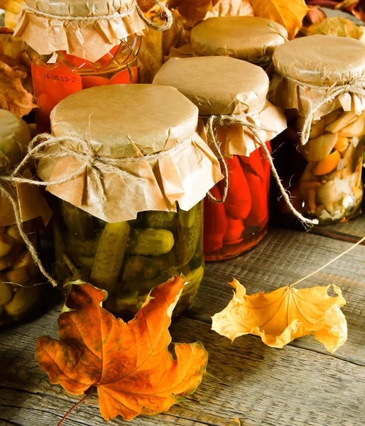 Koncepcja jesień. Zachowane żywności w słoikach — Zdjęcie stockowe