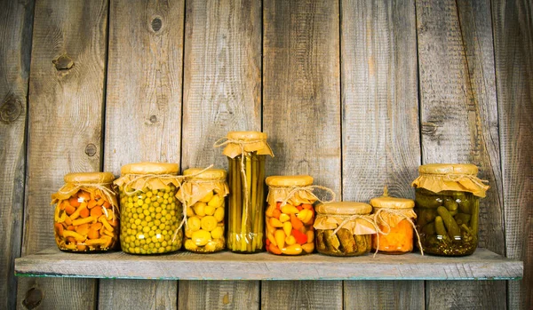 Хранение еды в стеклянных банках, на деревянной полке . — стоковое фото