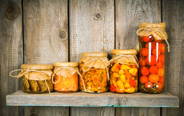 Yiyecek bir ahşap raf kavanozların içinde korunmuş.