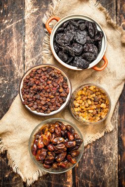 Farklı kurutulmuş meyve kase.
