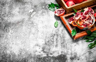 Eski tepsisinde taze nar.