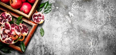 Eski tepsisinde taze nar.