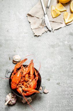 Kerevit bir kase ve taze limon dilimleri.